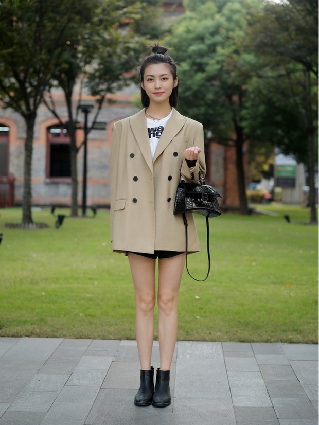 Street style châu Á: Hội chị em lên đồ đẹp hút mắt, toàn blazer và cardigan nhưng nhìn sang hết nấc - Ảnh 8. Street style châu Á: Hội chị em lên đồ đẹp hút mắt, toàn blazer và cardigan nhưng nhìn sang hết nấc - Ảnh 8.