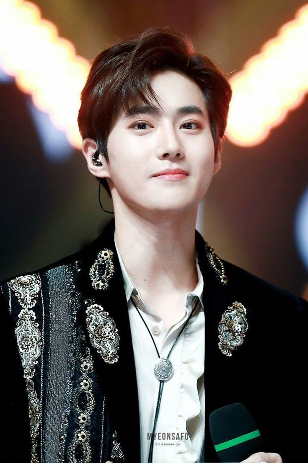 Nhớ lại sân khấu encore buồn nhất của EXO: Chỉ một mình leader lên nhận cúp, gượng cười giữa tâm bão scandal thành viên rời nhóm - Ảnh 10.