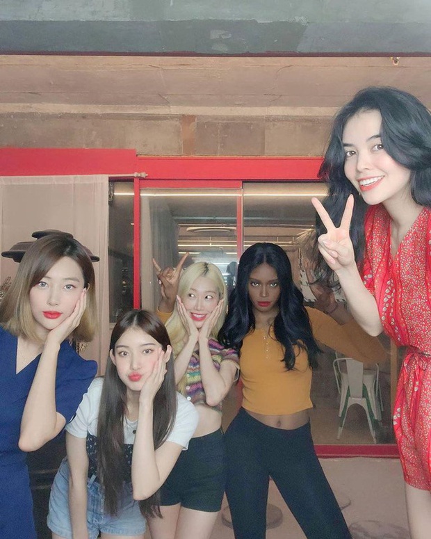 Knet đổ dồn sự chú ý vào nữ idol tân binh da màu: Dáng chuẩn xuất thân người mẫu, cân cả main rapper lẫn main dancer? - Ảnh 7.