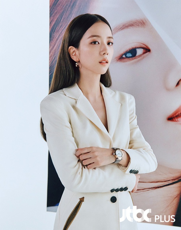 Jisoo sang như nữ CEO nhưng lại nhạt trước Trương Thiên Ái lên đồ “chất chơi” - Ảnh 3.