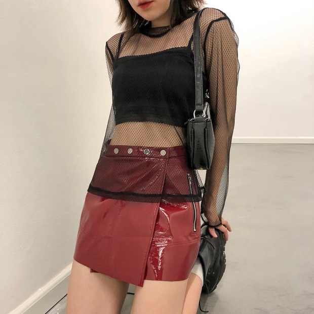 Rosé diện áo xuyên thấu nhưng không phô phang như người mẫu là nhờ áo 2 dây đen, bạn nên học theo để có style tinh tế - Ảnh 16.