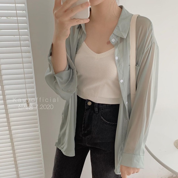 Rosé diện áo xuyên thấu nhưng không phô phang như người mẫu là nhờ áo 2 dây đen, bạn nên học theo để có style tinh tế - Ảnh 6.