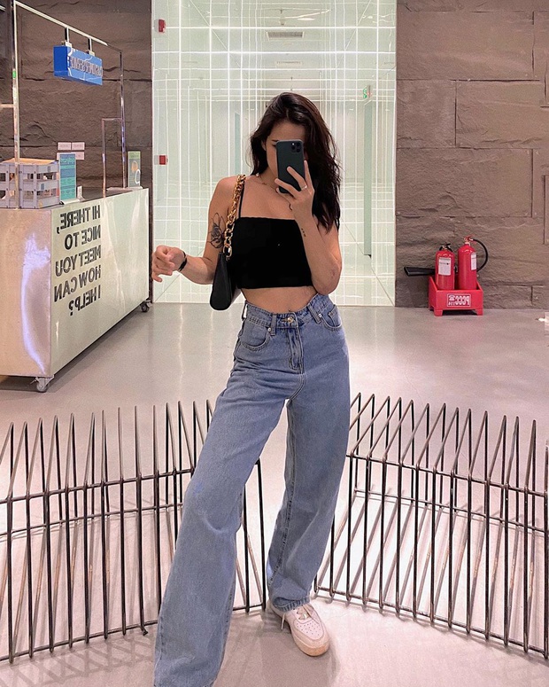 Rosé diện áo xuyên thấu nhưng không phô phang như người mẫu là nhờ áo 2 dây đen, bạn nên học theo để có style tinh tế - Ảnh 12.