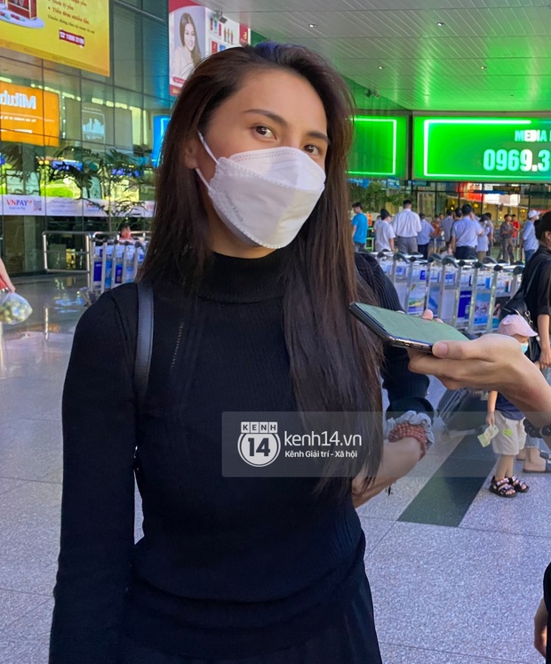 Thuỷ Tiên đã đáp chuyến bay về TP.HCM chiều nay sau 6 ngày cứu trợ, fan chờ đón từ sớm tại sân bay - Ảnh 5. Thuỷ Tiên đã đáp chuyến bay về TP.HCM chiều nay sau 6 ngày cứu trợ, fan chờ đón từ sớm tại sân bay - Ảnh 5.