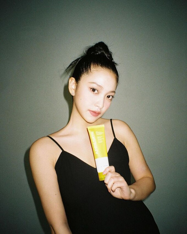 Em út Red Velvet môi tều khác lạ và còn pose đầy khêu gợi, thánh soi tố ngay bắt chước Jennie (BLACKPINK) - Ảnh 9. Em út Red Velvet môi tều khác lạ và còn pose đầy khêu gợi, thánh soi tố ngay bắt chước Jennie (BLACKPINK) - Ảnh 9.