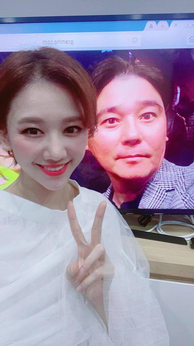 Hari Won thi chụp ảnh cùng thần tượng thắng luôn album có chữ ký, phấn khích đến mức rớt luôn liêm sỉ - Ảnh 3. Hari Won thi chụp ảnh cùng thần tượng thắng luôn album có chữ ký, phấn khích đến mức rớt luôn liêm sỉ - Ảnh 3.