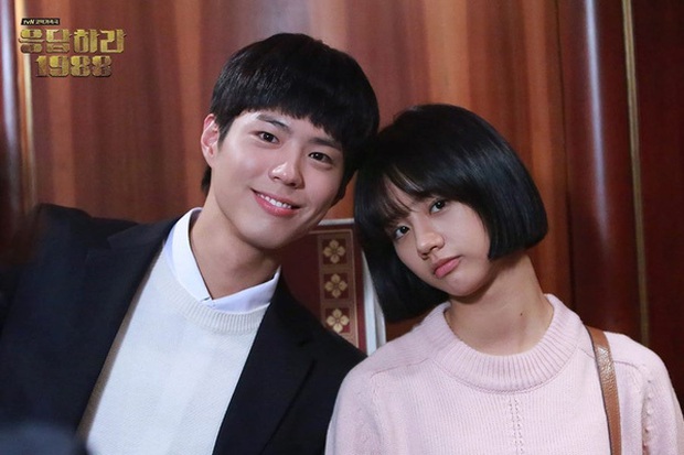 Cặp đôi Reply 1988 tái ngộ, netizen đào lại khoảnh khắc Hyeri tình tứ với Park Bo Gum trước mặt bạn trai xịn Ryu Jun Yeol - Ảnh 8.