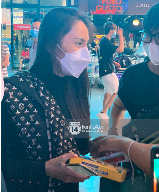 Thuỷ Tiên đã đáp chuyến bay về TP.HCM chiều nay sau 6 ngày cứu trợ, fan chờ đón từ sớm tại sân bay - Ảnh 6. Thuỷ Tiên đã đáp chuyến bay về TP.HCM chiều nay sau 6 ngày cứu trợ, fan chờ đón từ sớm tại sân bay - Ảnh 6.