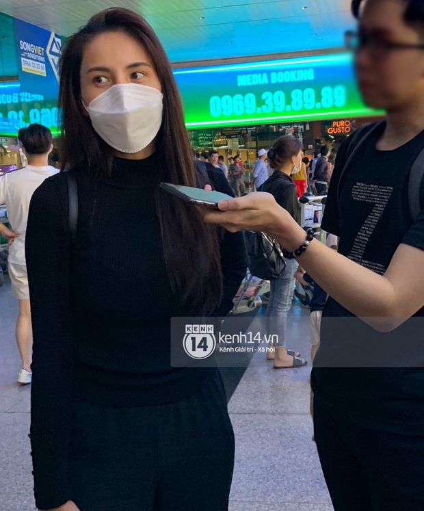 Thuỷ Tiên đã đáp chuyến bay về TP.HCM chiều nay sau 6 ngày cứu trợ, fan chờ đón từ sớm tại sân bay - Ảnh 4. Thuỷ Tiên đã đáp chuyến bay về TP.HCM chiều nay sau 6 ngày cứu trợ, fan chờ đón từ sớm tại sân bay - Ảnh 4.
