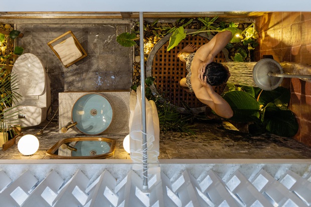 Ngôi nhà ở Huế nhìn bên ngoài cứ tưởng bí bách, tù túng mà bước vào lại có không gian rộng mở đến không ngờ - Ảnh 8.