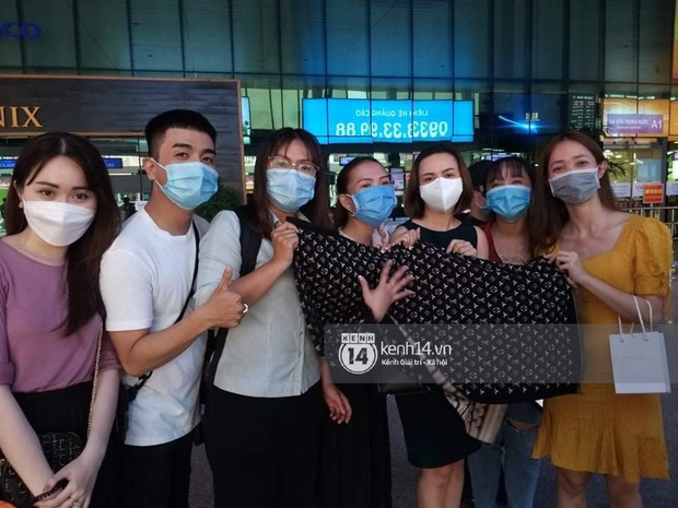 Thuỷ Tiên đã đáp chuyến bay về TP.HCM chiều nay sau 6 ngày cứu trợ, fan chờ đón từ sớm tại sân bay - Ảnh 7. Thuỷ Tiên đã đáp chuyến bay về TP.HCM chiều nay sau 6 ngày cứu trợ, fan chờ đón từ sớm tại sân bay - Ảnh 7.