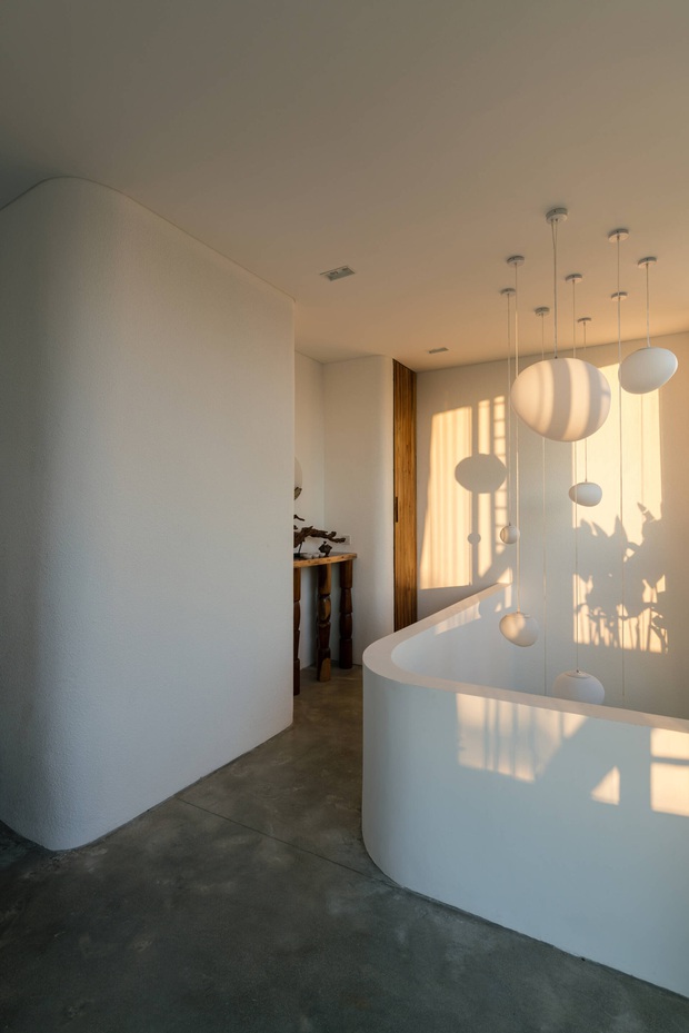 Ngôi nhà ở Huế nhìn bên ngoài cứ tưởng bí bách, tù túng mà bước vào lại có không gian rộng mở đến không ngờ - Ảnh 13.