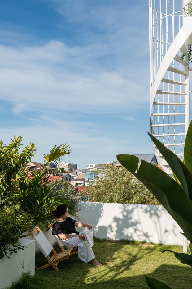 Ngôi nhà ở Huế nhìn bên ngoài cứ tưởng bí bách, tù túng mà bước vào lại có không gian rộng mở đến không ngờ - Ảnh 14.