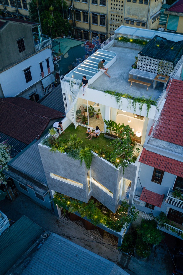 Ngôi nhà ở Huế nhìn bên ngoài cứ tưởng bí bách, tù túng mà bước vào lại có không gian rộng mở đến không ngờ - Ảnh 5.