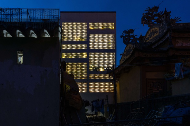 Ngôi nhà ở Huế nhìn bên ngoài cứ tưởng bí bách, tù túng mà bước vào lại có không gian rộng mở đến không ngờ - Ảnh 3.