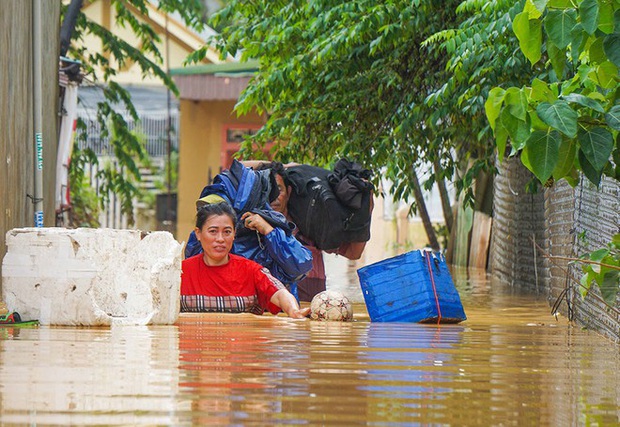 Ảnh: Những gương mặt khắc khổ, những giọt nước mắt thương tâm của người dân miền Trung giữa trận lũ lịch sử - Ảnh 9.