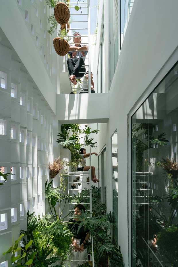 Ngôi nhà ở Huế nhìn bên ngoài cứ tưởng bí bách, tù túng mà bước vào lại có không gian rộng mở đến không ngờ - Ảnh 2.