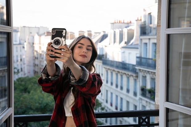 Hời hợt một cách thông minh như Emily In Paris để trai theo ầm ầm, đời dễ như ăn kẹo - Ảnh 1.