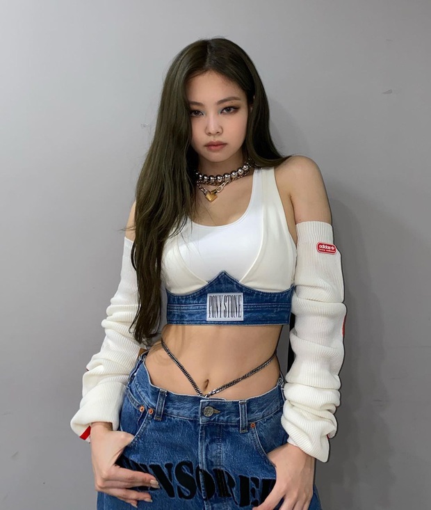 Em út Red Velvet môi tều khác lạ và còn pose đầy khêu gợi, thánh soi tố ngay bắt chước Jennie (BLACKPINK) - Ảnh 10. Em út Red Velvet môi tều khác lạ và còn pose đầy khêu gợi, thánh soi tố ngay bắt chước Jennie (BLACKPINK) - Ảnh 10.