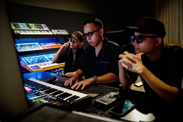 Rhymastic tiết lộ vai trò khác tại Rap Việt, ngoài Touliver và Slim V còn có 2 thành viên SpaceSpeakers cũng tham gia làm beat - Ảnh 3. Rhymastic tiết lộ vai trò khác tại Rap Việt, ngoài Touliver và Slim V còn có 2 thành viên SpaceSpeakers cũng tham gia làm beat - Ảnh 3.