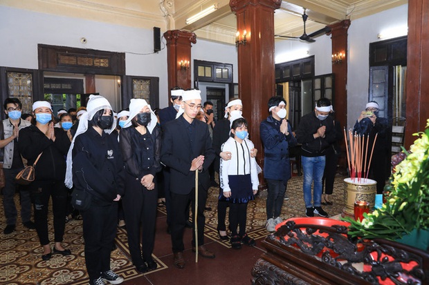 Quang Hà khóc nức nở trong tang lễ anh trai ruột, Lệ Quyên cùng nhiều nghệ sĩ xót thương - Ảnh 10.