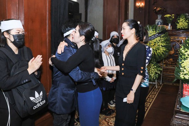 Quang Hà khóc nức nở trong tang lễ anh trai ruột, Lệ Quyên cùng nhiều nghệ sĩ xót thương - Ảnh 7.