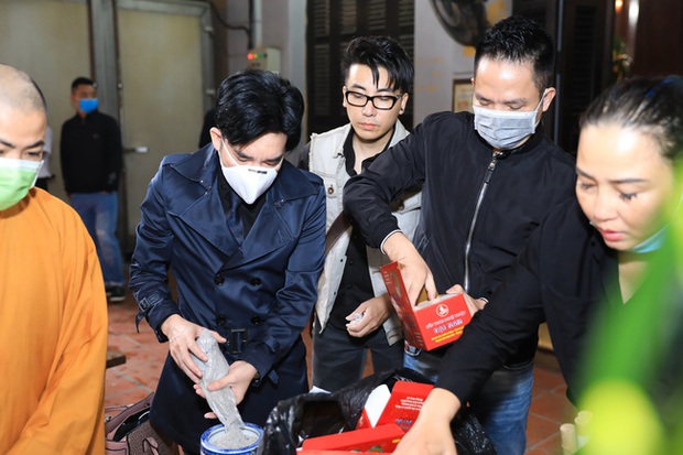 Quang Hà khóc nức nở trong tang lễ anh trai ruột, Lệ Quyên cùng nhiều nghệ sĩ xót thương - Ảnh 4.