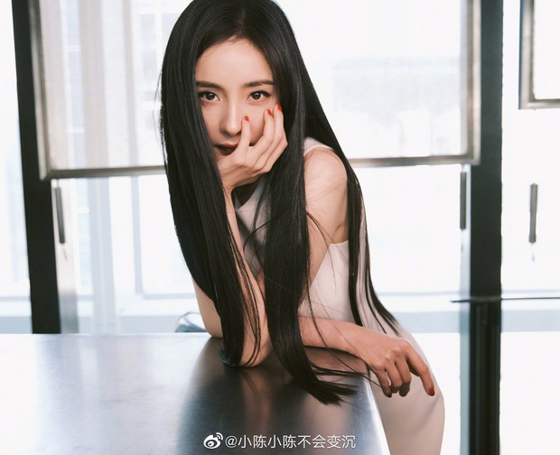 Dương Mịch gây bão tại sự kiện tối qua: Visual cùng thần thái khác lạ, kéo tới ảnh chụp camera thường còn choáng nữa - Ảnh 10. Dương Mịch gây bão tại sự kiện tối qua: Visual cùng thần thái khác lạ, kéo tới ảnh chụp camera thường còn choáng nữa - Ảnh 10.