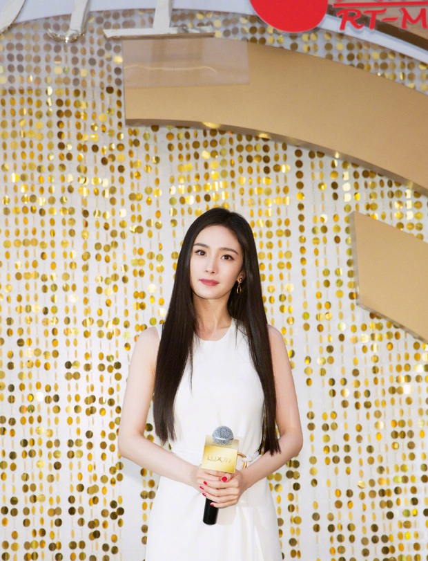 Dương Mịch gây bão tại sự kiện tối qua: Visual cùng thần thái khác lạ, kéo tới ảnh chụp camera thường còn choáng nữa - Ảnh 13. Dương Mịch gây bão tại sự kiện tối qua: Visual cùng thần thái khác lạ, kéo tới ảnh chụp camera thường còn choáng nữa - Ảnh 13.