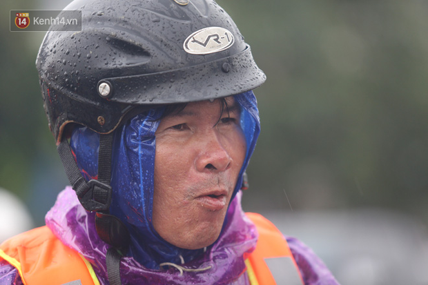 Tình người trong cơn lũ lịch sử ở Quảng Bình: Dân đội mưa lạnh, ăn mỳ tôm sống đi cứu trợ nhà ngập lụt - Ảnh 10.