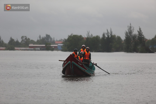 Tình người trong cơn lũ lịch sử ở Quảng Bình: Dân đội mưa lạnh, ăn mỳ tôm sống đi cứu trợ nhà ngập lụt - Ảnh 6.
