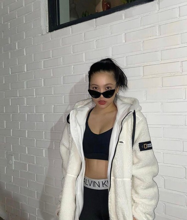 Em út Red Velvet môi tều khác lạ và còn pose đầy khêu gợi, thánh soi tố ngay bắt chước Jennie (BLACKPINK) - Ảnh 7. Em út Red Velvet môi tều khác lạ và còn pose đầy khêu gợi, thánh soi tố ngay bắt chước Jennie (BLACKPINK) - Ảnh 7.
