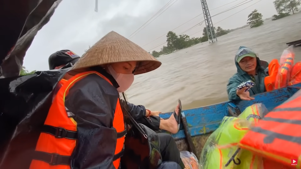 Xúc động hình ảnh bàn tay Thuỷ Tiên nhăn nheo sau nhiều ngày lội nước lũ cứu trợ miền Trung và câu chuyện đáng quý đằng sau - Ảnh 3.