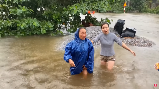 Xúc động hình ảnh bàn tay Thuỷ Tiên nhăn nheo sau nhiều ngày lội nước lũ cứu trợ miền Trung và câu chuyện đáng quý đằng sau - Ảnh 4.