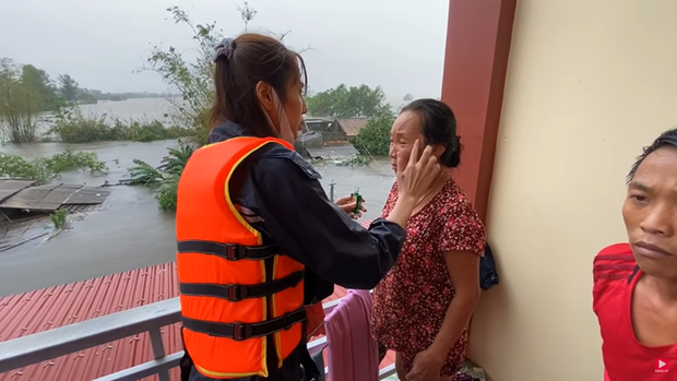 Xúc động hình ảnh bàn tay Thuỷ Tiên nhăn nheo sau nhiều ngày lội nước lũ cứu trợ miền Trung và câu chuyện đáng quý đằng sau - Ảnh 5.