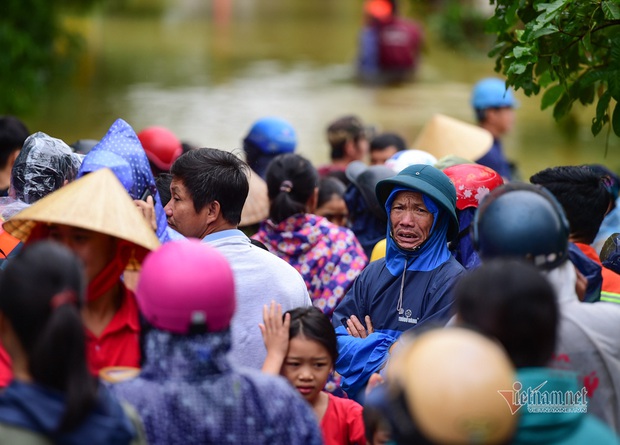 Ảnh: Những gương mặt khắc khổ, những giọt nước mắt thương tâm của người dân miền Trung giữa trận lũ lịch sử - Ảnh 4.