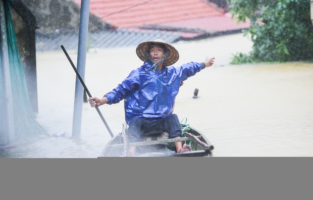 Ảnh: Những gương mặt khắc khổ, những giọt nước mắt thương tâm của người dân miền Trung giữa trận lũ lịch sử - Ảnh 6.