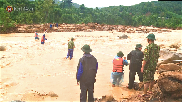 Clip: Travel through forests and streams to bring the body of the police captain who died when he saved the people who were swept back to the motherland by the floods - Photo 2.