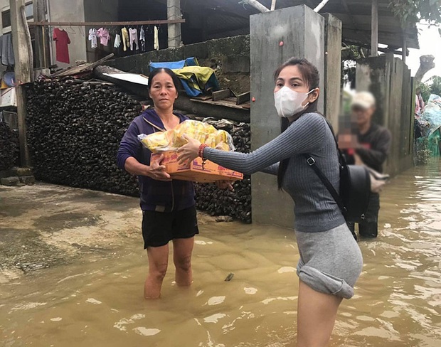 Thuy Tien revealed that his legs were so severely eaten by the water, watching the clip that fans regretted: Where is Cong Vinh's beautiful wife?  - Photo 4.