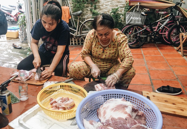 Người Sài Gòn trắng đêm gói 5.000 bánh chưng, bánh tét gửi bà con vùng lũ, tiếp sức cho “khúc ruột” miền Trung - Ảnh 5.