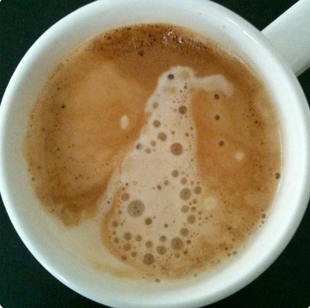 Những lần dân mạng chứng kiến “vật thể lạ” xuất hiện trong ly cà phê của mình, trí tưởng tượng phong phú lắm mới nhận ra được - Ảnh 31.