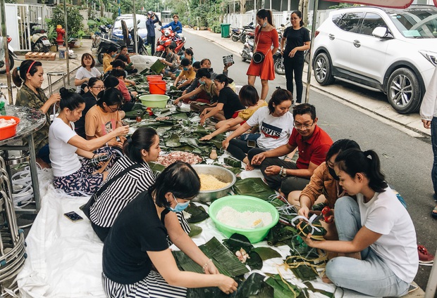 Người Sài Gòn trắng đêm gói 5.000 bánh chưng, bánh tét gửi bà con vùng lũ, tiếp sức cho “khúc ruột” miền Trung - Ảnh 2.