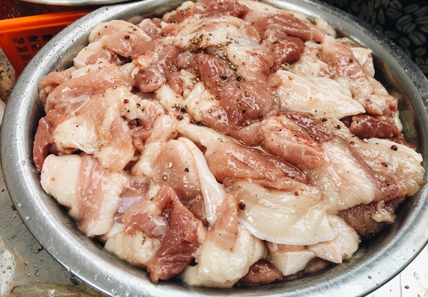 Người Sài Gòn trắng đêm gói 5.000 bánh chưng, bánh tét gửi bà con vùng lũ, tiếp sức cho “khúc ruột” miền Trung - Ảnh 6.