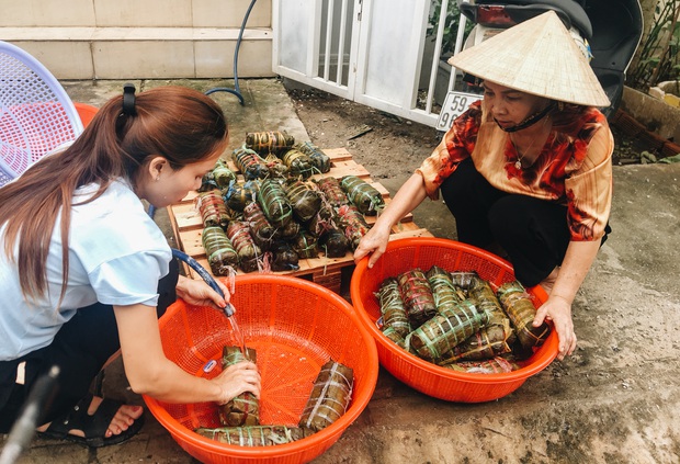 Người Sài Gòn trắng đêm gói 5.000 bánh chưng, bánh tét gửi bà con vùng lũ, tiếp sức cho “khúc ruột” miền Trung - Ảnh 4.