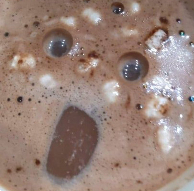 Những lần dân mạng chứng kiến “vật thể lạ” xuất hiện trong ly cà phê của mình, trí tưởng tượng phong phú lắm mới nhận ra được - Ảnh 1.