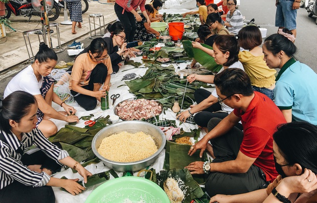 Người Sài Gòn trắng đêm gói 5.000 bánh chưng, bánh tét gửi bà con vùng lũ, tiếp sức cho “khúc ruột” miền Trung - Ảnh 3.