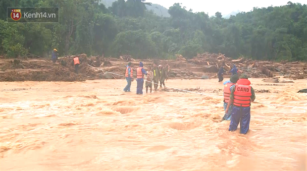 Clip: Travel through forests and streams to bring the body of the police captain who died when he saved the people who were swept back to the motherland by the floods - Photo 5.