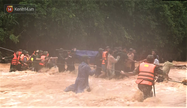 Clip: Travel through forests and streams to bring the body of the police captain who died while saving people who were swept back to the motherland by floods - Photo 6.