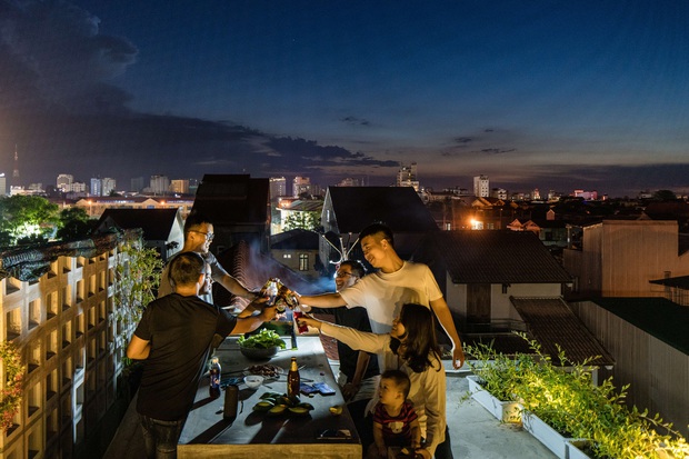 Ngôi nhà ở Huế nhìn bên ngoài cứ tưởng bí bách, tù túng mà bước vào lại có không gian rộng mở đến không ngờ - Ảnh 17.