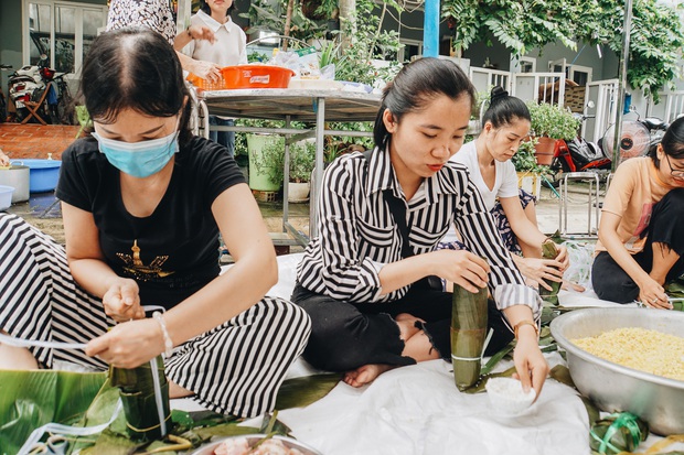 Người Sài Gòn trắng đêm gói 5.000 bánh chưng, bánh tét gửi bà con vùng lũ, tiếp sức cho “khúc ruột” miền Trung - Ảnh 9.